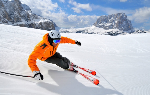 Спуск на лыжах на горнолыжном курорте Валь Гардена, Италия