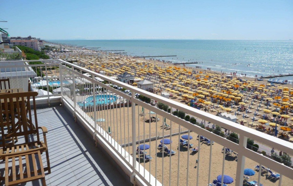 Бескрайний пляж на курорте Лидо ди Езоло, Италия