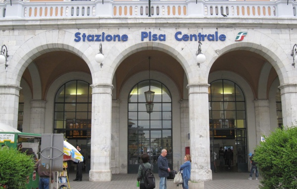 Вход на центральный вокзал в Пизе, Италия