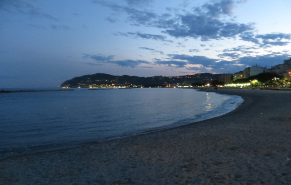 Вечерние огни на курорте Диано Марино, Италия