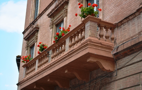 Цветы на балконе в Сиене, Италия