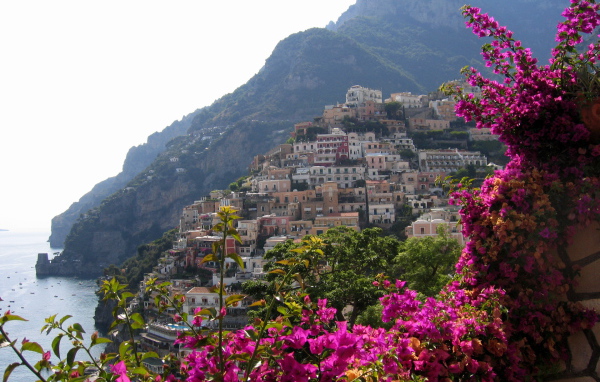 Цветы на фоне курорта Позитано, Италия