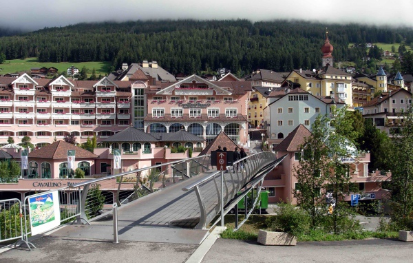 Пешеходный мост на курорте Ортизей, Италия