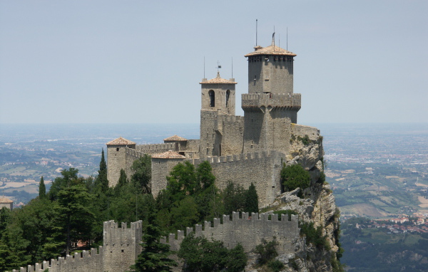 Крепость на вершине горы в Сан Марино, Италия