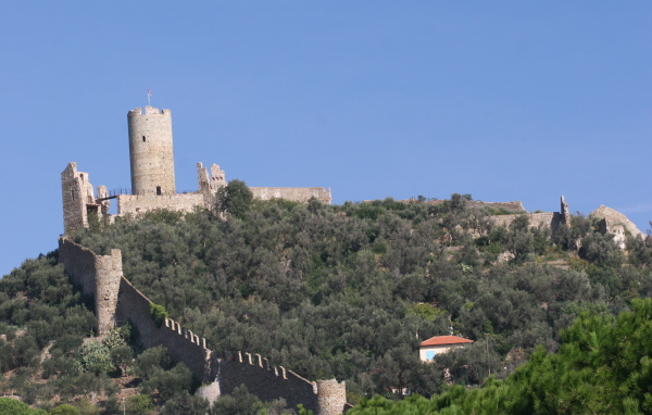 Крепостная стена на курорте Ноли, Италия