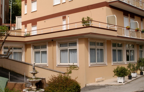 Фонтанчик во дворе отеля на курорте Фьюджи, Италия