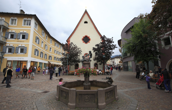 Фонтан на площади на курорте Ортизей, Италия