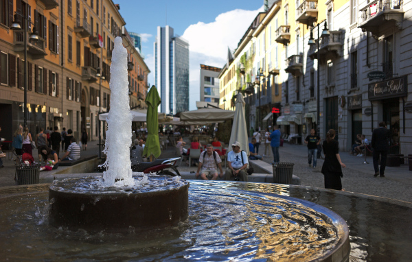Фонтан на улице в Милане, Италия