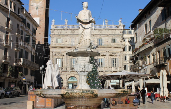 Фонтан на улице в Вероне, Италия