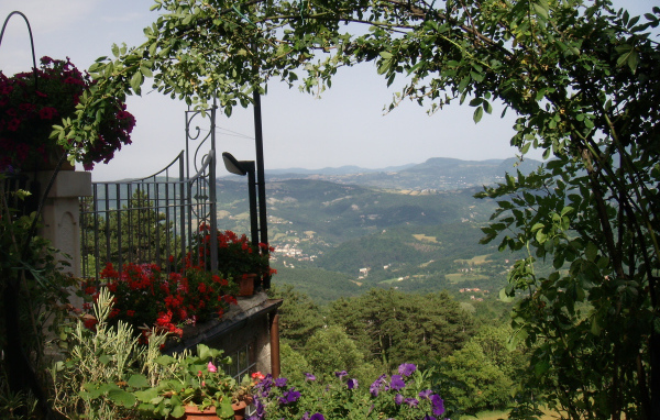 Сад с видом на горы на курорте в Монтекатини Терме, Италия