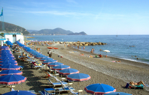 Золотой пляж на курорте Челле Лигуре, Италия