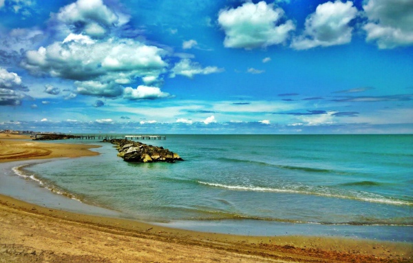 Золотой пляж на курорте в Римини, Италия