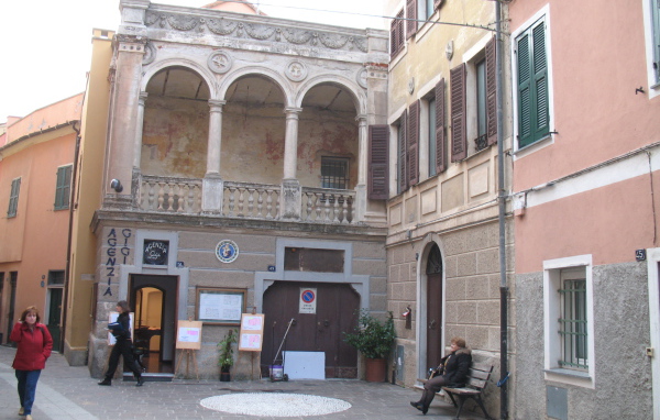 Старинное здание на курорте Споторно, Италия