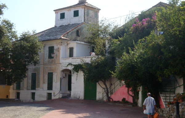 Старинное здание на курорте Сан Бартоломео Аль Маре, Италия