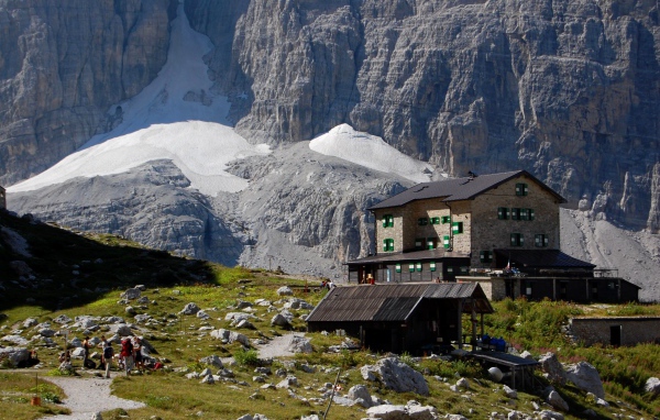 Дом на фоне гор на горнолыжном курорте Мадонна ди Кампильо, Италия