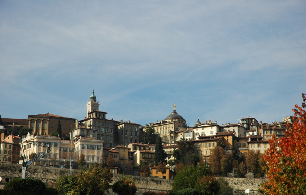 Дома на склоне в Бергамо, Италия