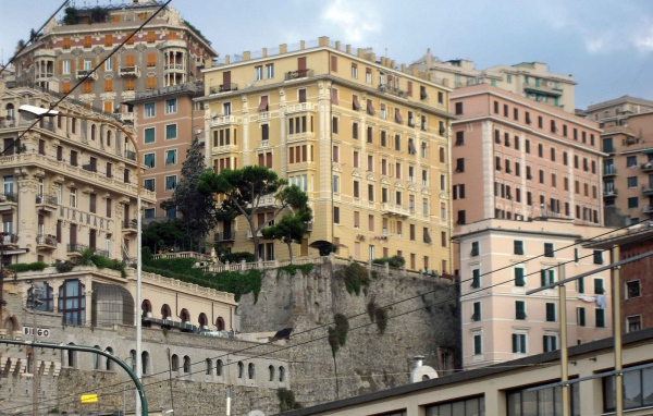 Дома на склоне в Генуе, Италия