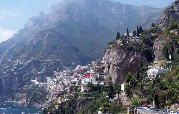 Дома на скале в Неаполе, Италия