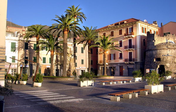 Дома на набережной на курорте Империя, Италия