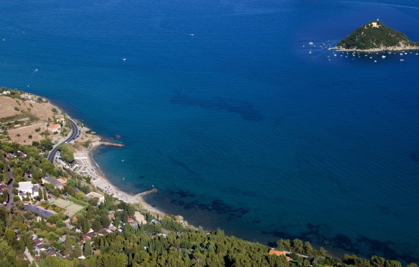 Островок у побережья на курорте Алассио, Италия