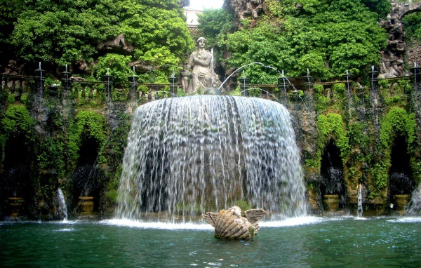 Великолепный фонтан в Тиволи, Италия