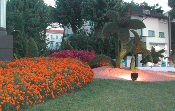 Великолепный сад на курорте Лидо ди Езоло, Италия