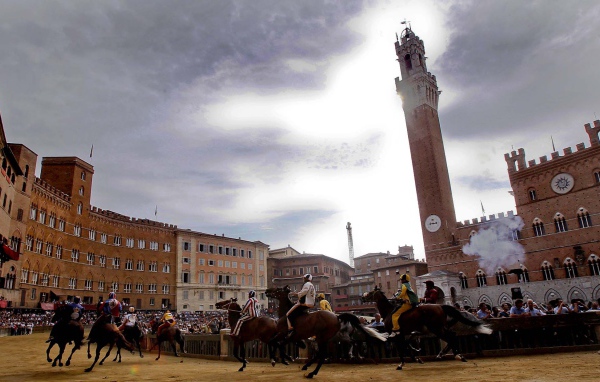 Средневековые скачки в Сиене, Италия
