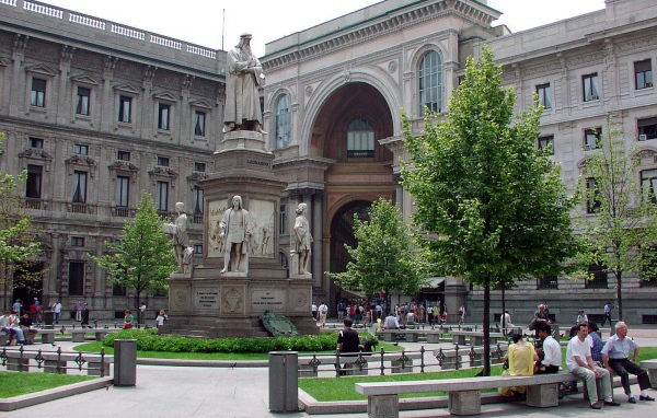 Памятник в Милане, Италия