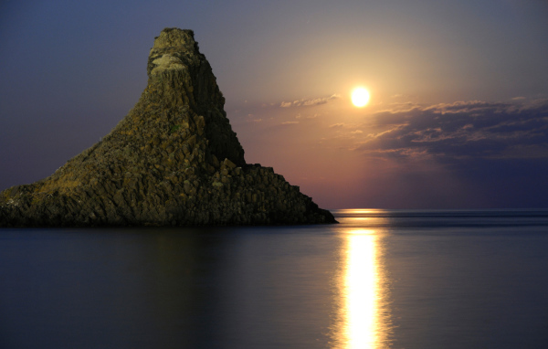 Лунный свет над морем у побережья острова Сицилия, Италия