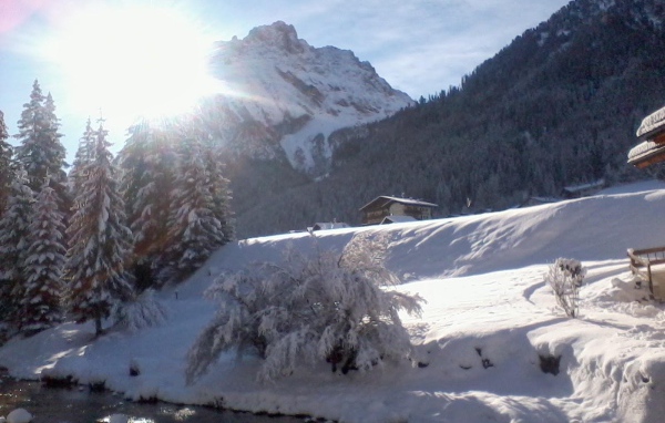 Горная река на горнолыжном курорте Валь-Ди-Фасса, Италия