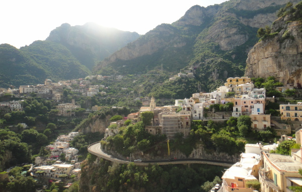 Горная дорога на курорте Позитано, Италия