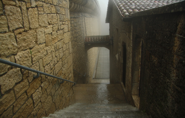 Узкие улочки в Сан Марино, Италия