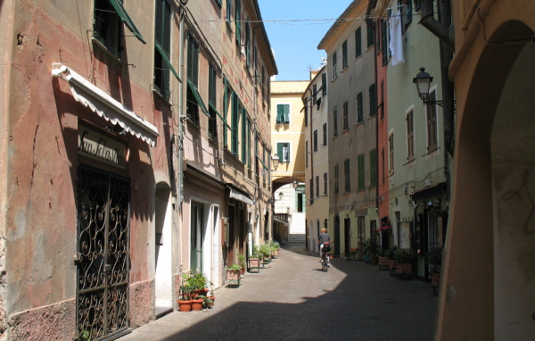 Узкие улочки на курорте Челле Лигуре, Италия