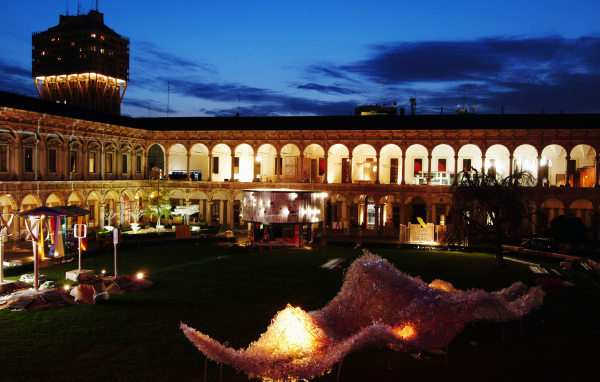 Ночная площадь в Милане, Италия