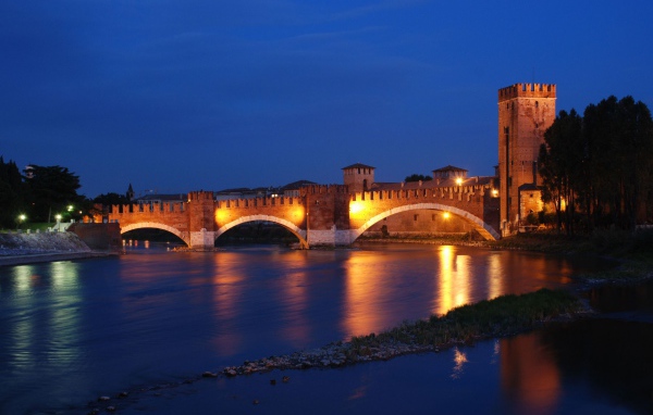Ночной мост в Вероне, Италия