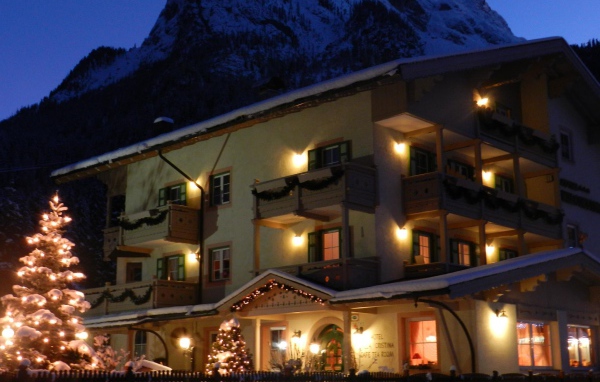 Ночные огни на горнолыжном курорте Валь-Ди-Фасса, Италия