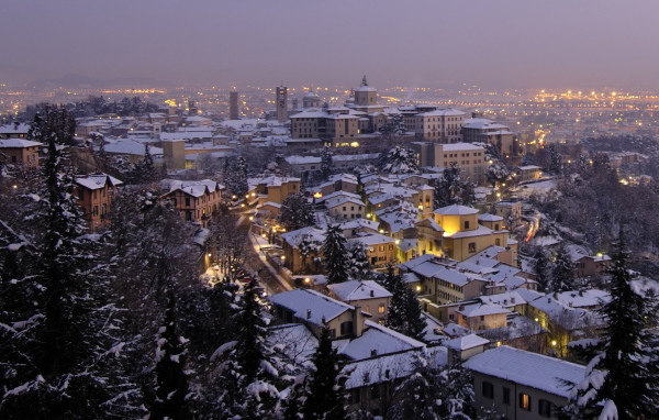 Ночные огни в Бергамо, Италия