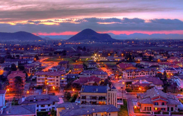 Ночные огни на курорте Абано Терме, Италия