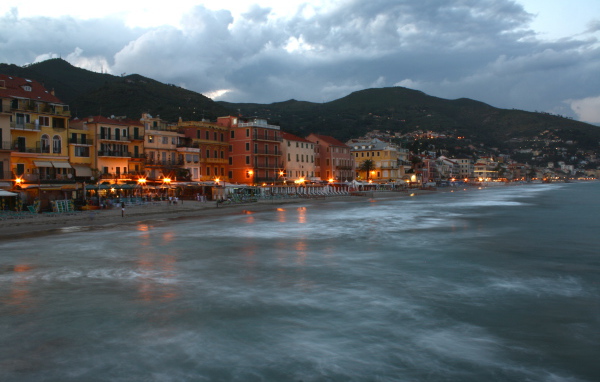 Ночные огни на курорте Алассио, Италия
