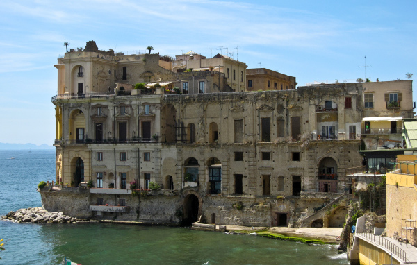 Старинный дом в Неаполе, Италия