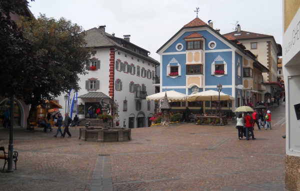 Старинные дома на курорте Ортизей, Италия