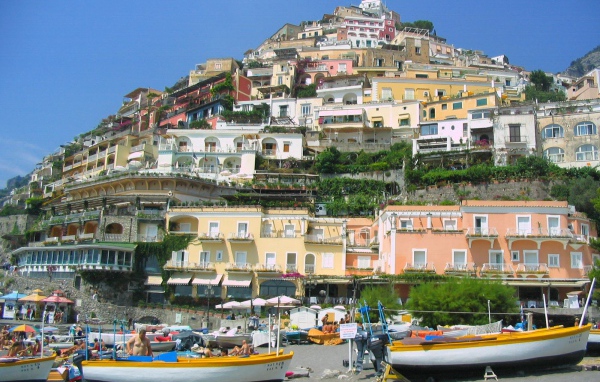 На набережной на курорте Позитано, Италия