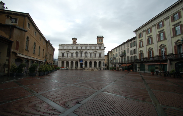 Дворец на площади в Бергамо, Италия