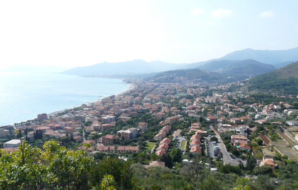 Панорама на курорте в Пьетра Лигуре, Италия