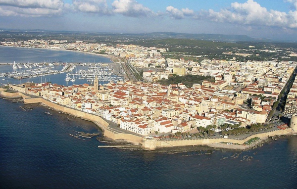 Панорама города на острове Сардиния, Италия