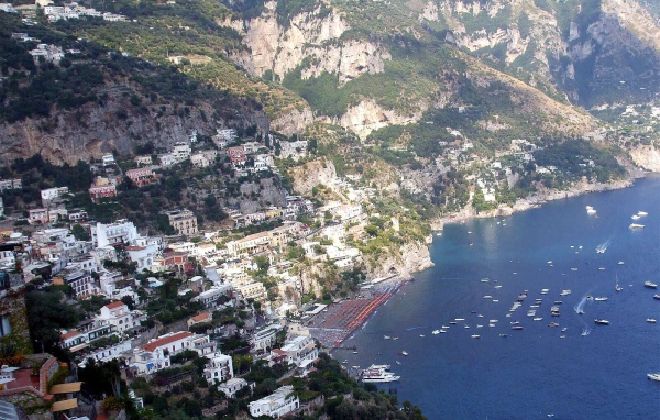 Панорама города на курорте Позитано, Италия