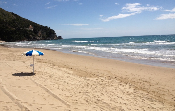 Пляжный зонт на пляже на курорте Сабаудия, Италия