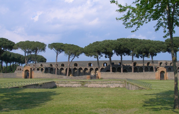 Парк среди развалин в Помпеях, Италия