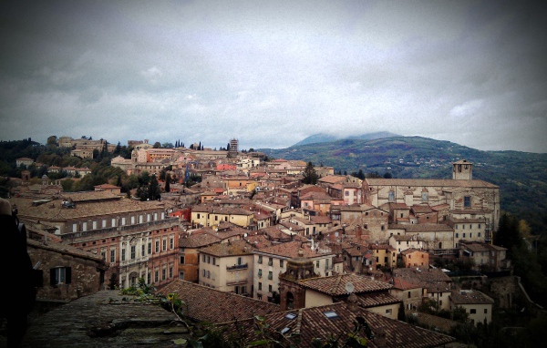 Город Перуджа, Италия на фоне гор