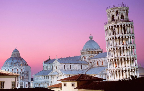 Розовый закат в Пизе, Италия